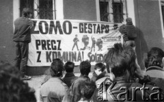 Koniec lat 80., Gdańsk, Polska.
Wiec na terenie kościoła św. Brygidy. Wieszanie transparentu na budynku parafialnym.
Fot. NN, Archiwum Federacji Młodzieży Walczącej, zbiory Ośrodka KARTA