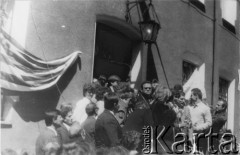 Lata 80., Gdańsk, Polska.
Wiec na dziedzińcu przed budynkiem parafialnym kościoła pw. św. Brygidy, na schodach z prawej: Adam Michnik, Zbigniew Bujak i Lech Wałęsa, w środku ksiądz Henryk Jankowski.
Fot. NN, Archiwum Federacji Młodzieży Walczącej, zbiory Ośrodka KARTA