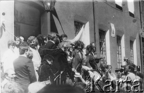Lata 80., Gdańsk, Polska.
Wiec na dziedzińcu przed budynkiem parafialnym kościoła pw. św. Brygidy, na schodach z prawej Adam Michnik i Zbigniew Bujak, z lewej m.in. Krzysztof Pusz.
Fot. NN, Archiwum Federacji Młodzieży Walczącej, zbiory Ośrodka KARTA