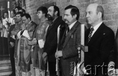 Koniec lat 80., Gdańsk, Polska.
Uroczystość w kościele pw. św. Brygidy, na zdjęciu m.in. Lech Wałęsa (2. z prawej), Szymon Pawlicki (3. z prawej) i ksiądz Henryk Jankowski (5. z prawej).
Fot. NN, Archiwum Federacji Młodzieży Walczącej, zbiory Ośrodka KARTA