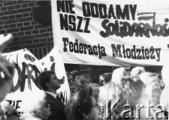 Koniec lat 80., Gdańsk, Polska.
Manifestacja przed budynkiem parafialnym kościoła pw. św. Brygidy. Na zdjęciu transparent Federacji Młodzieży Walczącej.
Fot. NN, Archiwum Federacji Młodzieży Walczącej, zbiory Ośrodka KARTA
