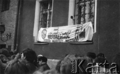 Koniec lat 80., Gdańsk, Polska.
Wiec na terenie kościoła św. Brygidy. Na budynku wisi transparent Federacji Młodzieży Walczącej.
Fot. NN, Archiwum Federacji Młodzieży Walczącej, zbiory Ośrodka KARTA