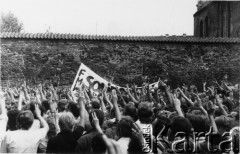 Koniec lat 80., Gdańsk, Polska.
Manifestacja pod plebanią kościoła pw. św. Brygidy.
Fot. NN, Archiwum Federacji Młodzieży Walczącej, zbiory Ośrodka KARTA