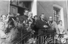 Koniec lat 80., Gdańsk, Polska.
Wiec na dziedzińcu przed budynkiem parafialnym kościoła pw. św. Brygidy. Przemawia ksiądz Henryk Jankowski, obok stoją Lech Wałęsa i Jacek Kuroń.
Fot. NN, Archiwum Federacji Młodzieży Walczącej, zbiory Ośrodka KARTA