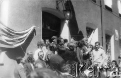 Lata 80., Gdańsk, Polska.
Wiec na dziedzińcu przed budynkiem parafialnym kościoła pw. św. Brygidy, na schodach 1. z prawej stoi Zbigniew Bujak.
Fot. NN, Archiwum Federacji Młodzieży Walczącej, zbiory Ośrodka KARTA