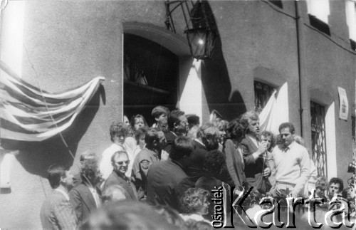 Lata 80., Gdańsk, Polska.
Wiec na dziedzińcu przed budynkiem parafialnym kościoła pw. św. Brygidy, na schodach 1. z prawej stoi Zbigniew Bujak.
Fot. NN, Archiwum Federacji Młodzieży Walczącej, zbiory Ośrodka KARTA