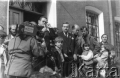 Koniec lat 80., Gdańsk, Polska.
Wiec na dziedzińcu przed budynkiem parafialnym kościoła pw. św. Brygidy. Przemawia ksiądz Henryk Jankowski, dalej stoją Lech Wałęsa i Jacek Kuroń.
Fot. NN, Archiwum Federacji Młodzieży Walczącej, zbiory Ośrodka KARTA