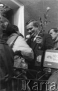 Koniec lat 80., Gdańsk, Polska.
Wiec na dziedzińcu przed budynkiem parafialnym kościoła pw. św. Brygidy. Lech Wałęsa przyjmuje kwiaty.
Fot. NN, Archiwum Federacji Młodzieży Walczącej, zbiory Ośrodka KARTA