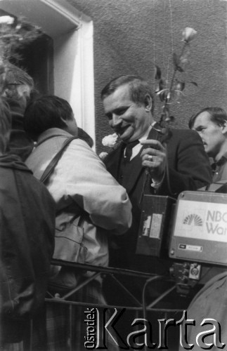 Koniec lat 80., Gdańsk, Polska.
Wiec na dziedzińcu przed budynkiem parafialnym kościoła pw. św. Brygidy. Lech Wałęsa przyjmuje kwiaty.
Fot. NN, Archiwum Federacji Młodzieży Walczącej, zbiory Ośrodka KARTA