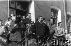 Koniec lat 80., Gdańsk, Polska.
Wiec na dziedzińcu przed budynkiem parafialnym kościoła pw. św. Brygidy, w środku przy barierce od lewej: ksiądz Henryk Jankowski, Lech Wałęsa, Andrzej Rzeczycki i Jacek Kuroń.
Fot. NN, Archiwum Federacji Młodzieży Walczącej, zbiory Ośrodka KARTA