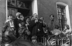 Koniec lat 80., Gdańsk, Polska.
Wiec na dziedzińcu przed budynkiem parafialnym kościoła pw. św. Brygidy. Przemawia Lech Wałęsa, obok stoi ksiądz Henryk Jankowski, za L. Wałęsą Andrzej Rzeczycki i Bogdan Lis.
Fot. NN, Archiwum Federacji Młodzieży Walczącej, zbiory Ośrodka KARTA