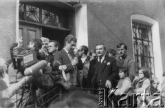 Koniec lat 80., Gdańsk, Polska.
Wiec na dziedzińcu przed budynkiem parafialnym kościoła pw. św. Brygidy; z mikrofonem Bogdan Lis, obok Lech Wałęsa, z tyłu ksiądz Henryk Jankowski.
Fot. NN, Archiwum Federacji Młodzieży Walczącej, zbiory Ośrodka KARTA