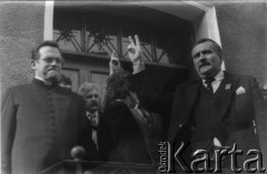 Koniec lat 80., Gdańsk, Polska.
Wiec na dziedzińcu przed budynkiem parafialnym kościoła pw. św. Brygidy. Na pierwszym planie ksiądz Stanisław Jankowski i Lech Wałęsa.
Fot. NN, Archiwum Federacji Młodzieży Walczącej, zbiory Ośrodka KARTA