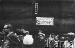 Lata 80., Gdańsk, Polska.
Ludzie wychodzący z kościoła pw. św. Brygidy, powyżej wisi transparent: 