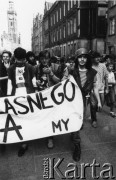 Koniec lat 80., Gdańsk, Polska.
Manifestacja przeciwko militaryzacji szkół na ulicy Długiej.
Fot. NN, Archiwum Federacji Młodzieży Walczącej, zbiory Ośrodka KARTA.