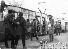 Koniec lat 80., Gdańsk, Polska.
Milicjanci prowadzą do tramwaju zatrzymane osoby.
Fot. NN, Archiwum Federacji Młodzieży Walczącej, zbiory Ośrodka KARTA.