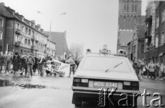 Koniec lat 80., Gdańsk, Polska.
Niezależna manifestacja, na pierwszym planie samochód milicji.
Fot. NN, Archiwum Federacji Młodzieży Walczącej, zbiory Ośrodka KARTA.