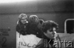 Koniec lat. 80., Gdańsk, Polska.
Działacze Federacji Młodzieży Walczącej w pociągu z transparentem.
Fot. NN, Archiwum Federacji Młodzieży Walczącej, zbiory Ośrodka KARTA