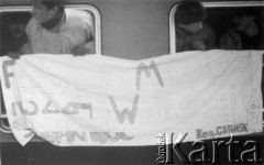 Koniec lat. 80., Gdańsk, Polska.
Działacze Federacji Młodzieży Walczącej w pociągu z transparentem.
Fot. NN, Archiwum Federacji Młodzieży Walczącej, zbiory Ośrodka KARTA