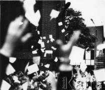 Lata 80., Gdańsk, Polska.
Kolportaż bibuły podczas manifestacji przy kościele pw. św. Brygidy.
Fot. NN, Archiwum Federacji Młodzieży Walczącej, zbiory Ośrodka KARTA

