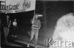Koniec lat 80., Nowy Sącz, Polska.
Manifestacja z udziałem Federacji Młodzieży Walczącej, z transparentem Robert Kwiatek.
Fot. NN, Archiwum Federacji Młodzieży Walczącej, zbiory Ośrodka KARTA