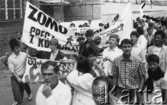 Koniec lat 80., Gdańsk, Polska.
Manifestacja z udziałem Federacji Młodzieży Walczącej, na tle transparentu Robert Kwiatek, na prawo Jacek Kurski.
Fot. NN, Archiwum Federacji Młodzieży Walczącej, zbiory Ośrodka KARTA