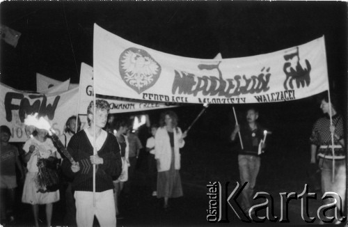 Koniec lat 80., Nowy Sącz, Polska.
Manifestacja z udziałem Federacji Młodzieży Walczącej, z przodu z transparentem Andrzej Duffek (z lewej) i Robert Kwiatek.
Fot. NN, Archiwum Federacji Młodzieży Walczącej, zbiory Ośrodka KARTA