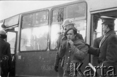 Koniec lat 80., Gdańsk, Polska.
Młodzi mężczyźni prowadzeni przez milicjantów. Zdjęcie wykonane prawdopodobnie po manifestacji.
Fot. NN, Archiwum Federacji Młodzieży Walczącej, zbiory Ośrodka KARTA