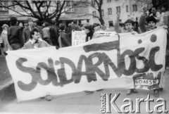 Koniec lat 80., Gdańsk, Polska.
Manifestacja Federacji Młodzieży Walczącej. Członkowie FMW z transparentem.
Fot. NN, Archiwum Federacji Młodzieży Walczącej, zbiory Ośrodka KARTA