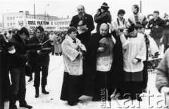 Grudzień 1990, Gdynia, Polska.
Uroczystość przy Pomniku Ofiar Grudnia 1970 w 20. rocznicę wydarzeń na Wybrzeżu. Przemawia Szymon Pawlicki. Z tyłu przedstawiciele Federacji Młodzieży Walczącej z transparentem.
Fot. NN, Archiwum Federacji Młodzieży Walczącej, zbiory Ośrodka KARTA.