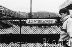 Grudzień 1990, Gdynia, Polska.
Mężczyzna przy tabliczce: 