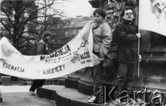 Koniec lat 80., Gdańsk, Polska.
Manifestacja gdyńskiej Federacji Młodzieży Walczącej pod pomnikiem króla Jana III Sobieskiego. Członkowie FMW z transparentami.
Fot. NN, Archiwum Federacji Młodzieży Walczącej, zbiory Ośrodka KARTA