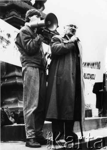 Koniec lat 80., Gdańsk, Polska.
Manifestacja gdyńskiej Federacji Młodzieży Walczącej pod pomnikiem króla Jana III Sobieskiego.
Fot. NN, Archiwum Federacji Młodzieży Walczącej, zbiory Ośrodka KARTA