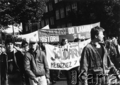 Koniec lat 80., Trójmiasto, Polska.
Manifestacja z udziałem Federacji Młodzieży Walczącej. Transparent FMW niesie Mariusz Roman.
Fot. NN, Archiwum Federacji Młodzieży Walczącej, zbiory Ośrodka KARTA