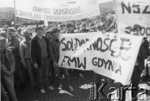 Koniec lat 80., Gdynia, Polska.
Manifestacja z udziałem gdyńskiej Federacji Młodzieży Walczącej, z przodu (w ciemnej kurtce) Mariusz Roman.
Fot. NN, Archiwum Federacji Młodzieży Walczącej, zbiory Ośrodka KARTA