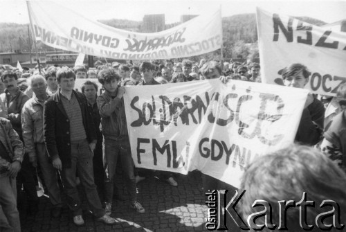 Koniec lat 80., Gdynia, Polska.
Manifestacja z udziałem gdyńskiej Federacji Młodzieży Walczącej, z przodu (w ciemnej kurtce) Mariusz Roman.
Fot. NN, Archiwum Federacji Młodzieży Walczącej, zbiory Ośrodka KARTA