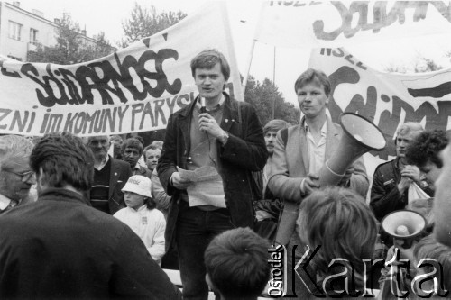Koniec lat 80., Gdynia, Polska.
Manifestacja z udziałem Federacji Młodzieży Walczącej, przemawia Mariusz Roman.
Fot. NN, Archiwum Federacji Młodzieży Walczącej, zbiory Ośrodka KARTA