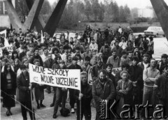 Kwiecień 1989, Kielce, Polska.
Manifestacja Federacji Młodzieży Walczącej i Konfederacji Polski Niepodległej. 
Fot. NN, Archiwum Federacji Młodzieży Walczącej, zbiory Ośrodka KARTA