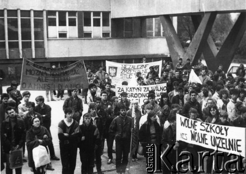 Kwiecień 1989, Kielce, Polska.
Manifestacja Federacji Młodzieży Walczącej i Konfederacji Polski Niepodległej. 
Fot. NN, Archiwum Federacji Młodzieży Walczącej, zbiory Ośrodka KARTA