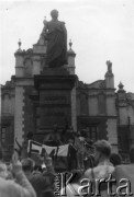 1985-1989, Kraków, Polska.
Manifestacja z udziałem Federacji Młodzieży Walczącej. Demonstranci  pod pomnikiem Adama Mickiewicza na Rynku Głównym.
Fot. NN, Archiwum Federacji Młodzieży Walczącej, zbiory Ośrodka KARTA