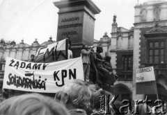 1985-1989, Kraków, Polska.
Manifestacja pod pomnikiem Adama Mickiewicza na Rynku Głównym. Widoczne transparenty Federacji Młodzieży Walczącej i Konfederacji Polski Niepodległej.
Fot. NN, Archiwum Federacji Młodzieży Walczącej, zbiory Ośrodka KARTA