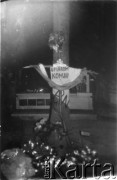 1.11.1989, Nowy Sącz, Polska.
Kwiaty i znicze pod drzewem, na którym wisi tabliczka: 