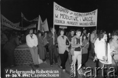 19-20.09.1987, Częstochowa, Polska.
V Ogólnopolska Pielgrzymka Świata Pracy na Jasną Górę. Działacze Federacji Młodzieży Walczącej z Siedlec z transparentem.
Fot. NN, Archiwum Federacji Młodzieży Walczącej, zbiory Ośrodka KARTA
