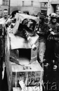 1989, Wrocław, Polska.
Happening Federacji Młodzieży Walczącej Region Wrocław. Na zdjęciu czołg z kartonu.
Fot. NN, Archiwum Federacji Młodzieży Walczącej, zbiory Ośrodka KARTA