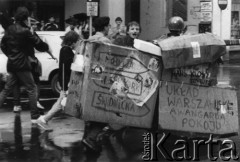 1989, Wrocław, Polska.
Happening Federacji Młodzieży Walczącej Region Wrocław. Uczestnicy happeningu z czołgiem z kartonu.
Fot. NN, Archiwum Federacji Młodzieży Walczącej, zbiory Ośrodka KARTA