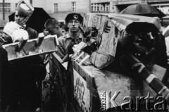 1989, Wrocław, Polska.
Happening Federacji Młodzieży Walczącej Region Wrocław. Uczestnicy happeningu z czołgiem z kartonu.
Fot. NN, Archiwum Federacji Młodzieży Walczącej, zbiory Ośrodka KARTA
