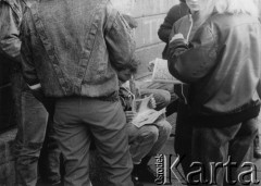 Koniec lat 80., Polska.
Lektura niezależnych gazet.
Fot. NN, Archiwum Federacji Młodzieży Walczącej, zbiory Ośrodka KARTA