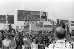 20.07.1961, Warszawa, Polska.
Wizyta w Polsce radzieckiego kosmonauty Jurija Gagarina. Tłum ludzi zgromadzonych na płycie lotniska wita gościa. Napis na jednym z transparentów głosi: 