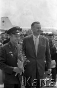 20.07.1961, Warszawa, Polska.
Wizyta w Polsce radzieckiego kosmonauty Jurija Gagarina. Powitanie na płycie lotniska przez wicepremiera Piotra Jaroszewicza.  
Fot. Edward Grochowicz, zbiory Ośrodka KARTA.