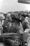 20.07.1961, Warszawa, Polska.
Wizyta w Polsce radzieckiego kosmonauty Jurija Gagarina. Powitanie na płycie lotniska przez przedstawicieli władz.  
Fot. Edward Grochowicz, zbiory Ośrodka KARTA.